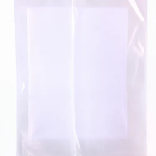 Picture 2: A close-up of a resealable plastic bag, ideal for storing snacks and sandwiches on-the-go. Say goodbye to soggy lunches with this durable cling film alternative.
